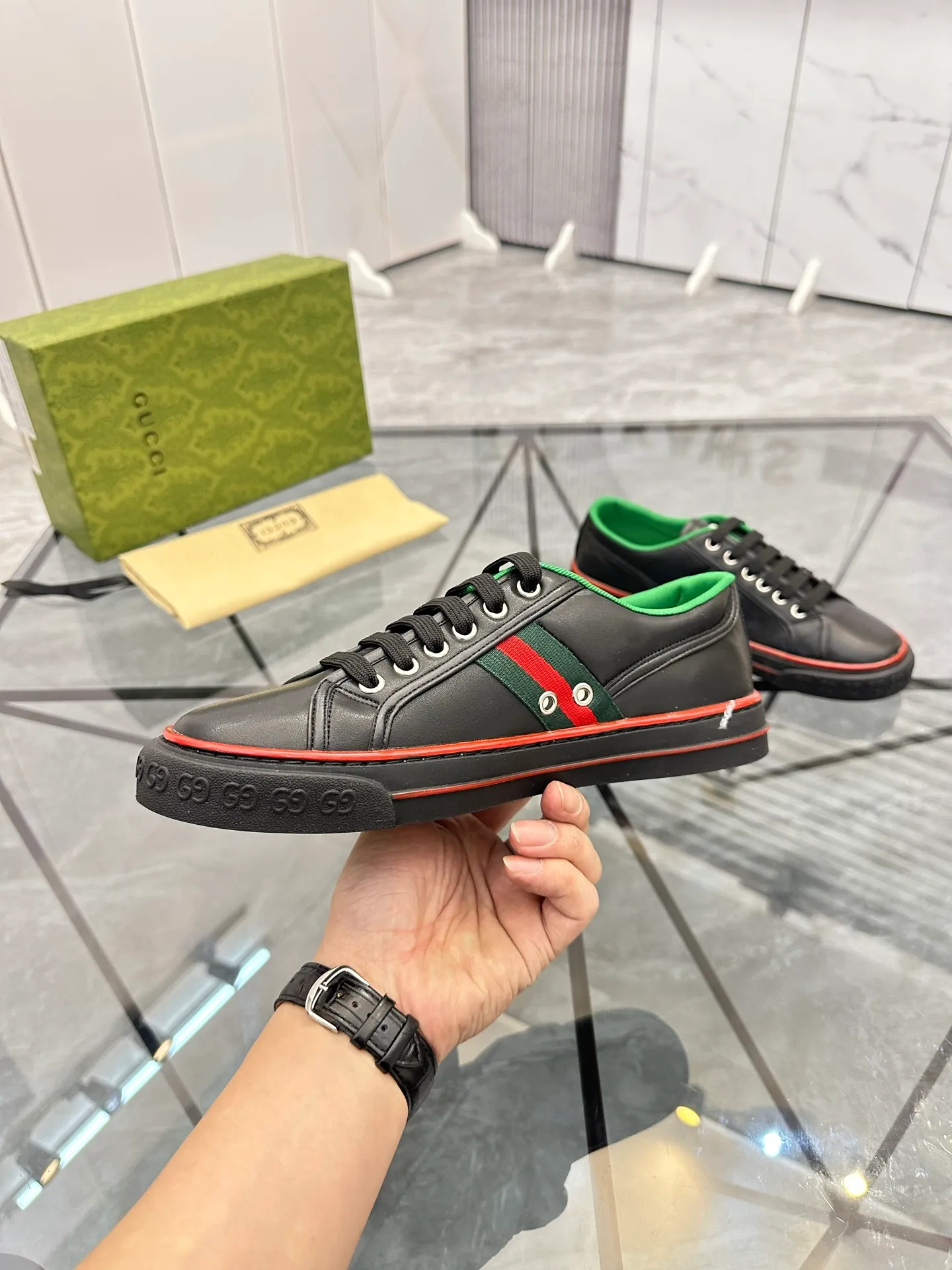 Men's shoes: 💰P380¥ Product trademark: Gucci* "Gucci*" low-top casual shoes Regular size: 38-44 (can be customized to 45.46.) Product materials: Original material from the upper counter, breathable lining, original outsole. Number: 661